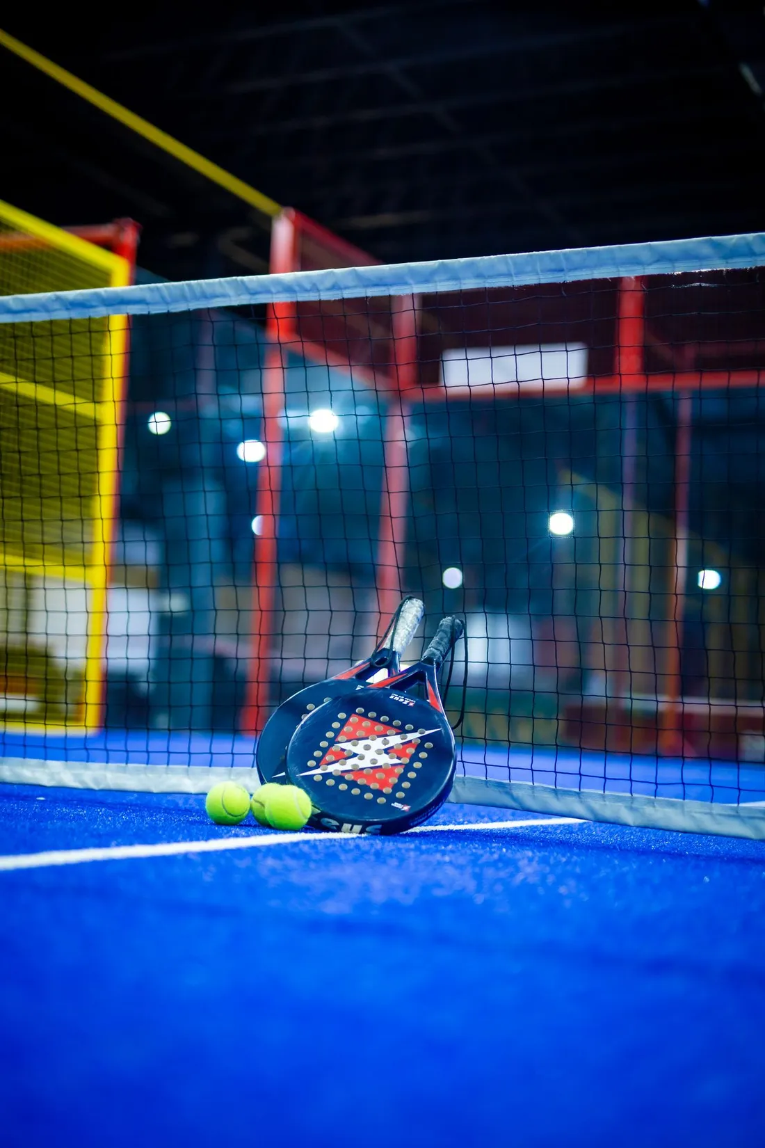 Terrain de padel couvert avec filet et éclairage LED